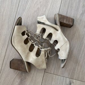 Steve Madden size 8 nude sandals with laces